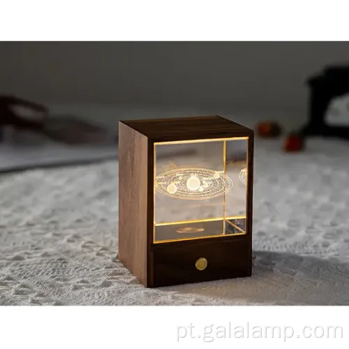 Luz noturna de madeira encantada com esfera de cristal